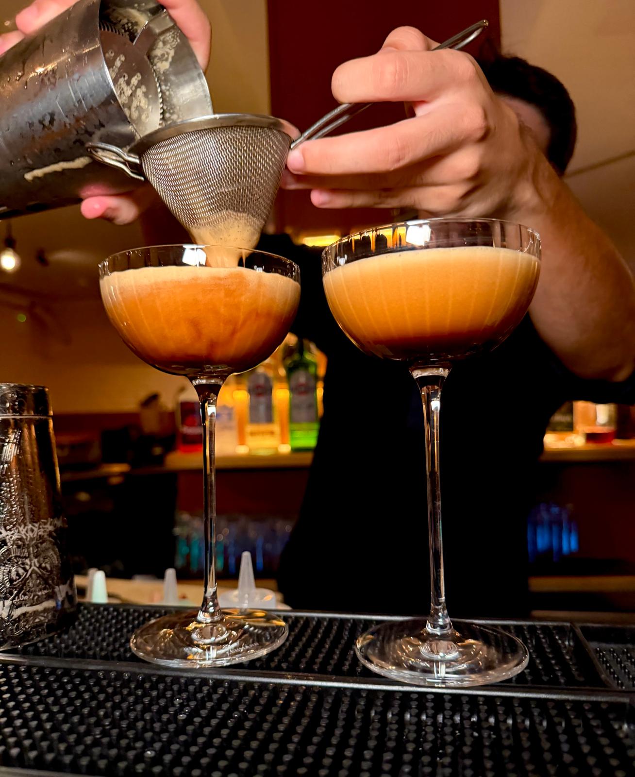 Cocktails originaux préparés au bar lounge de Cannes