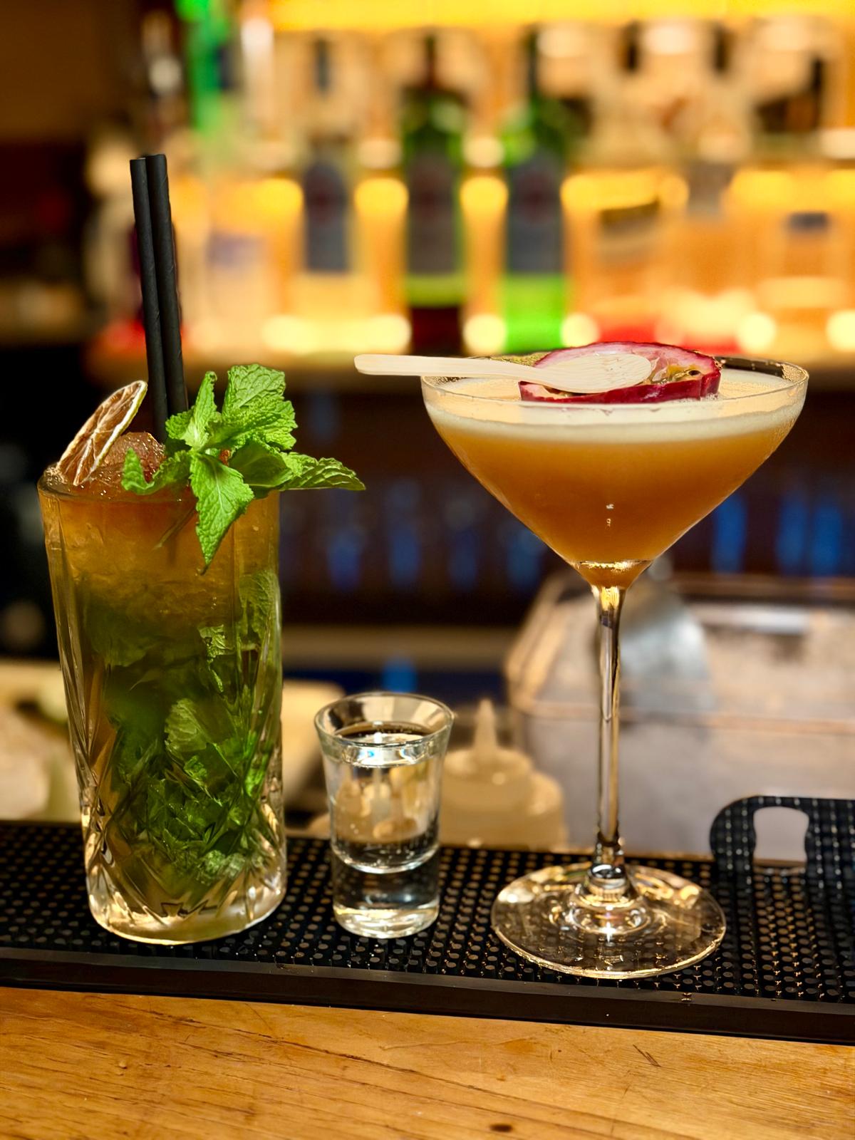 Mojito et cocktail signature servis au bar lounge de Cannes