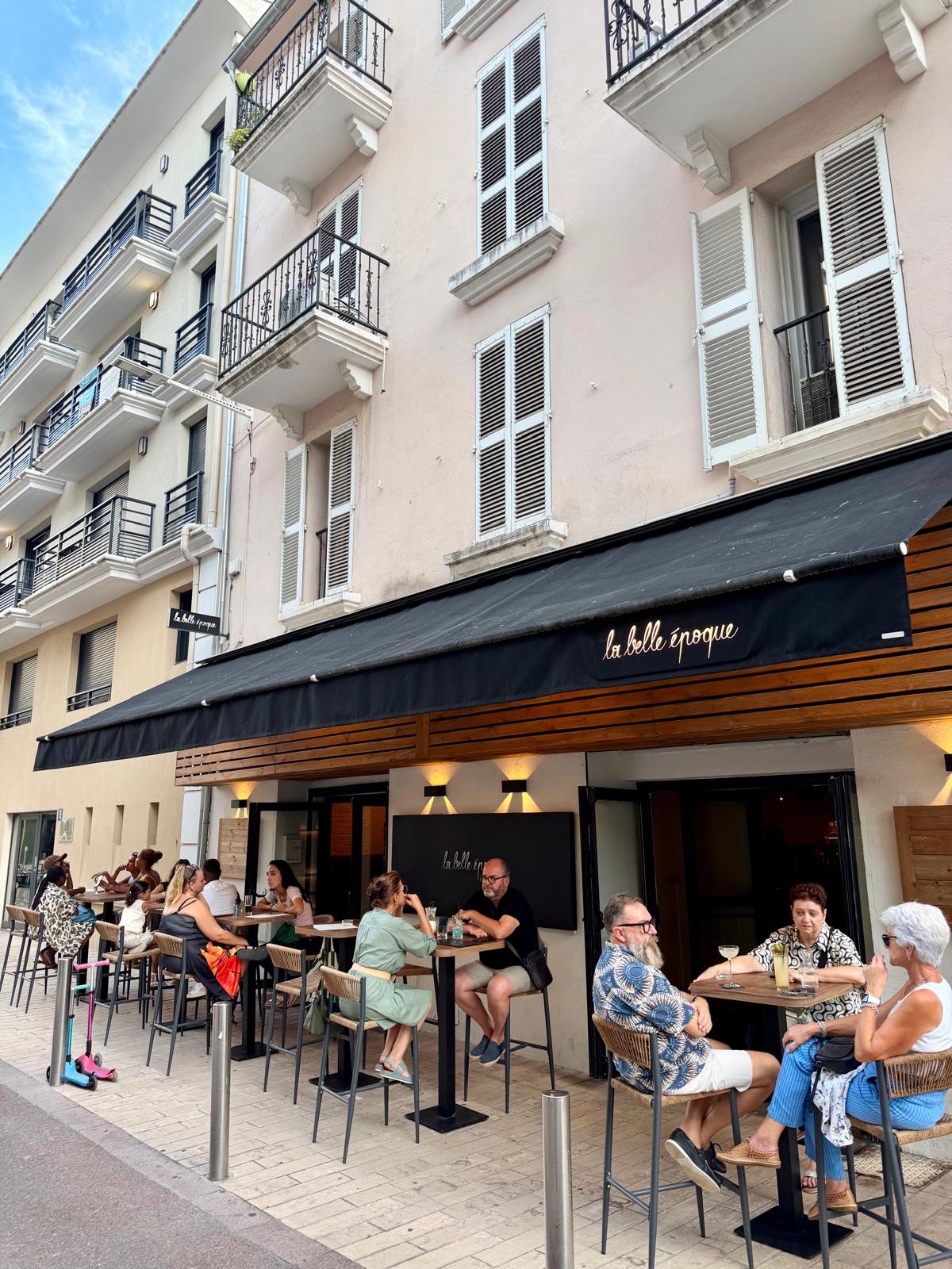 Terrasse et façade de La Belle Époque rue des Frères Pradignac à Cannes