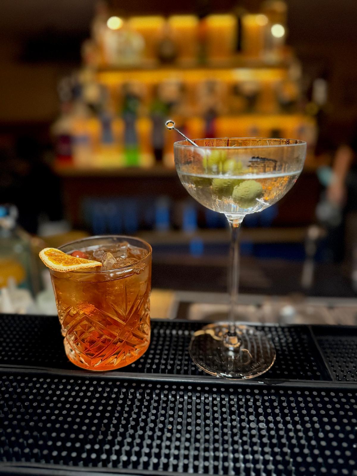Gros plan sur un sour rouge et sa mousse, verre taillé