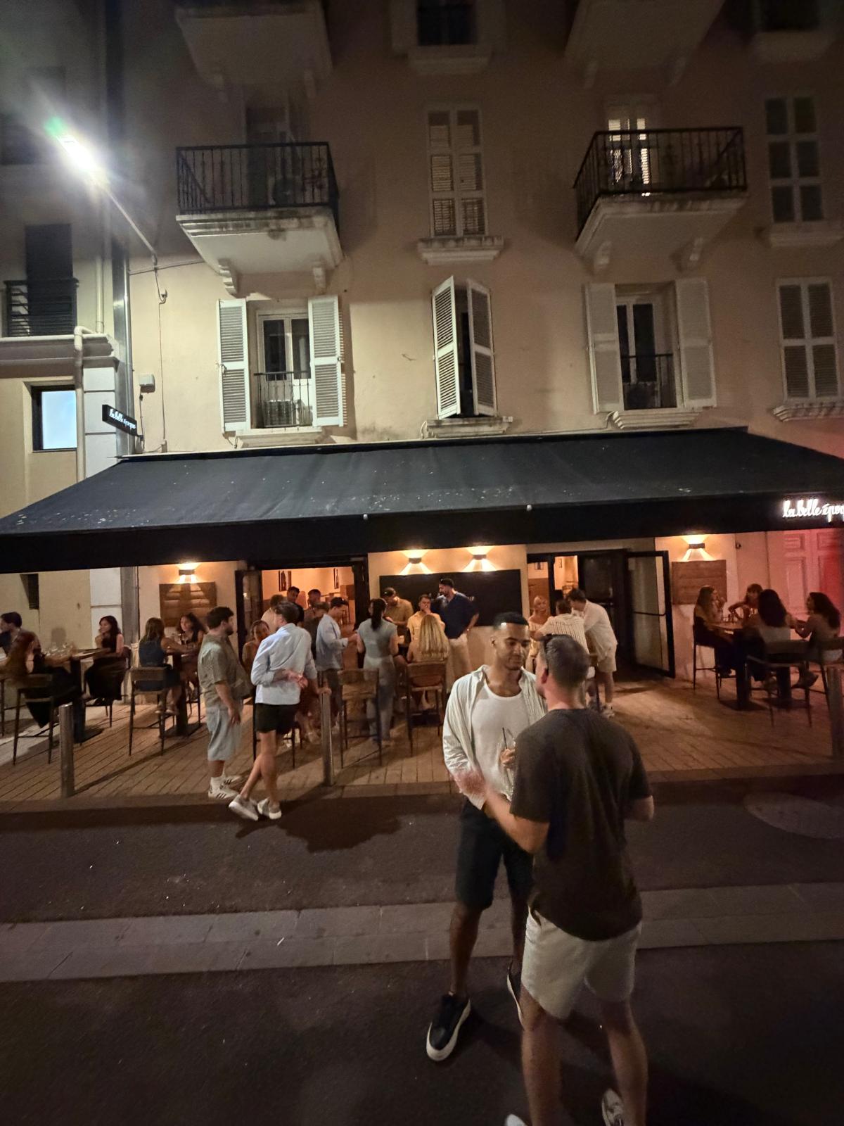 Soirée animée en terrasse au Carré d’Or de Cannes