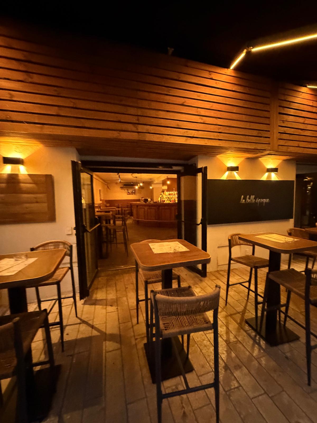 La terrasse couverte en bois et l’entrée du bar La Belle Époque