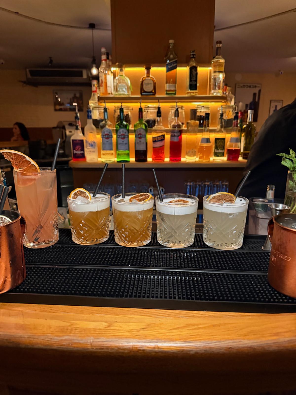 Série de sours dressés sur le tapis de bar