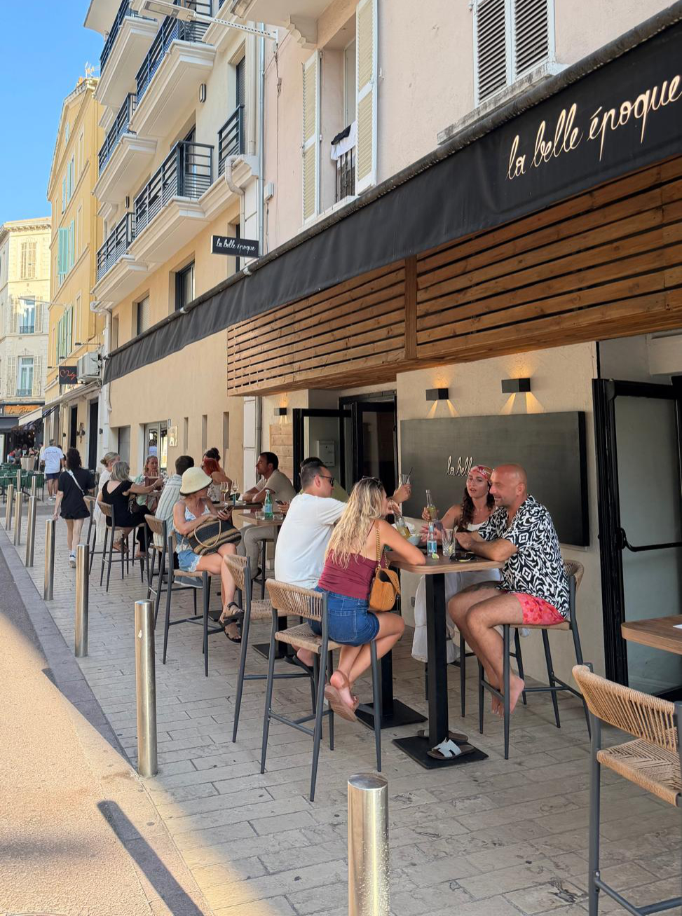 Terrasse animée de La Belle Époque, rue des Frères Pradignac à Cannes, disponible en privatisation