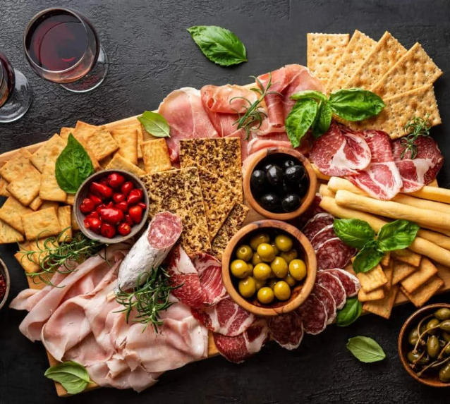 Planche de charcuterie, olives et gressins à partager à La Belle Époque Cannes